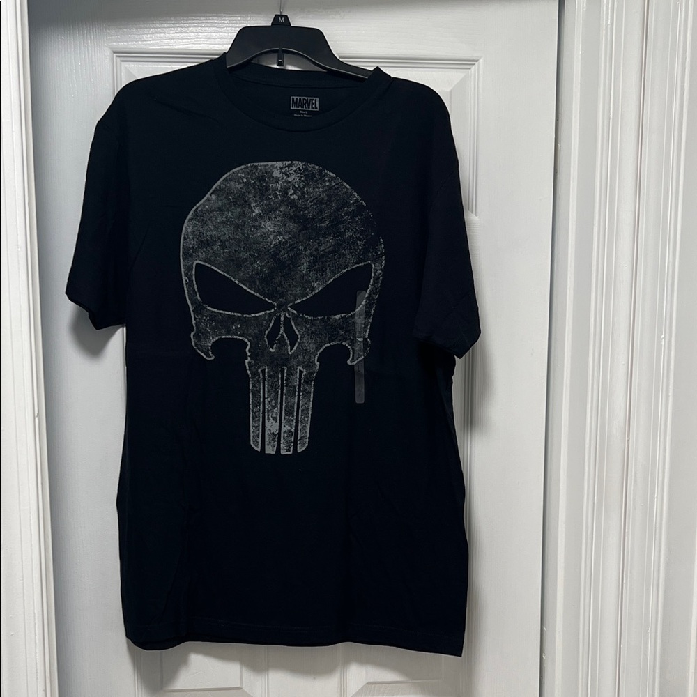 Marvel Black Tee with Distressed Skull Design